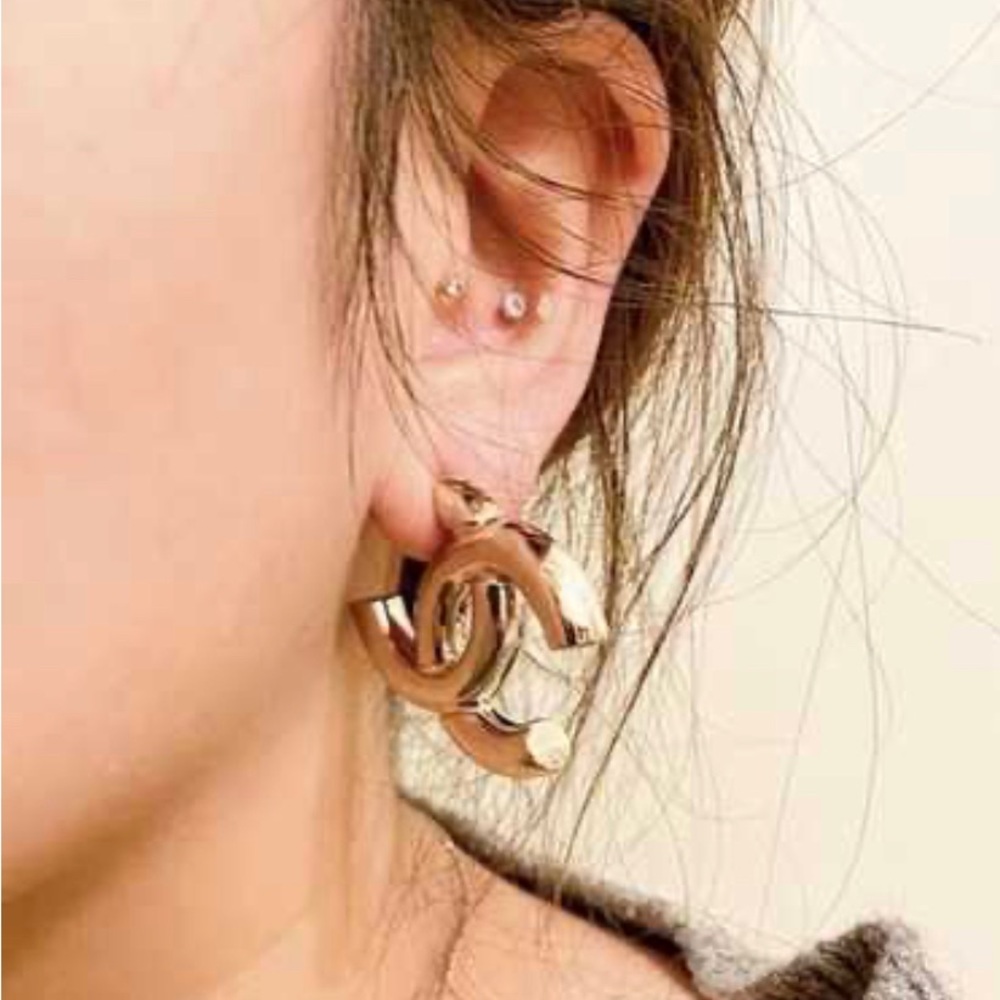 Chanel Gold Interlocking CC Logo Earrings - - Picture 5 of 9